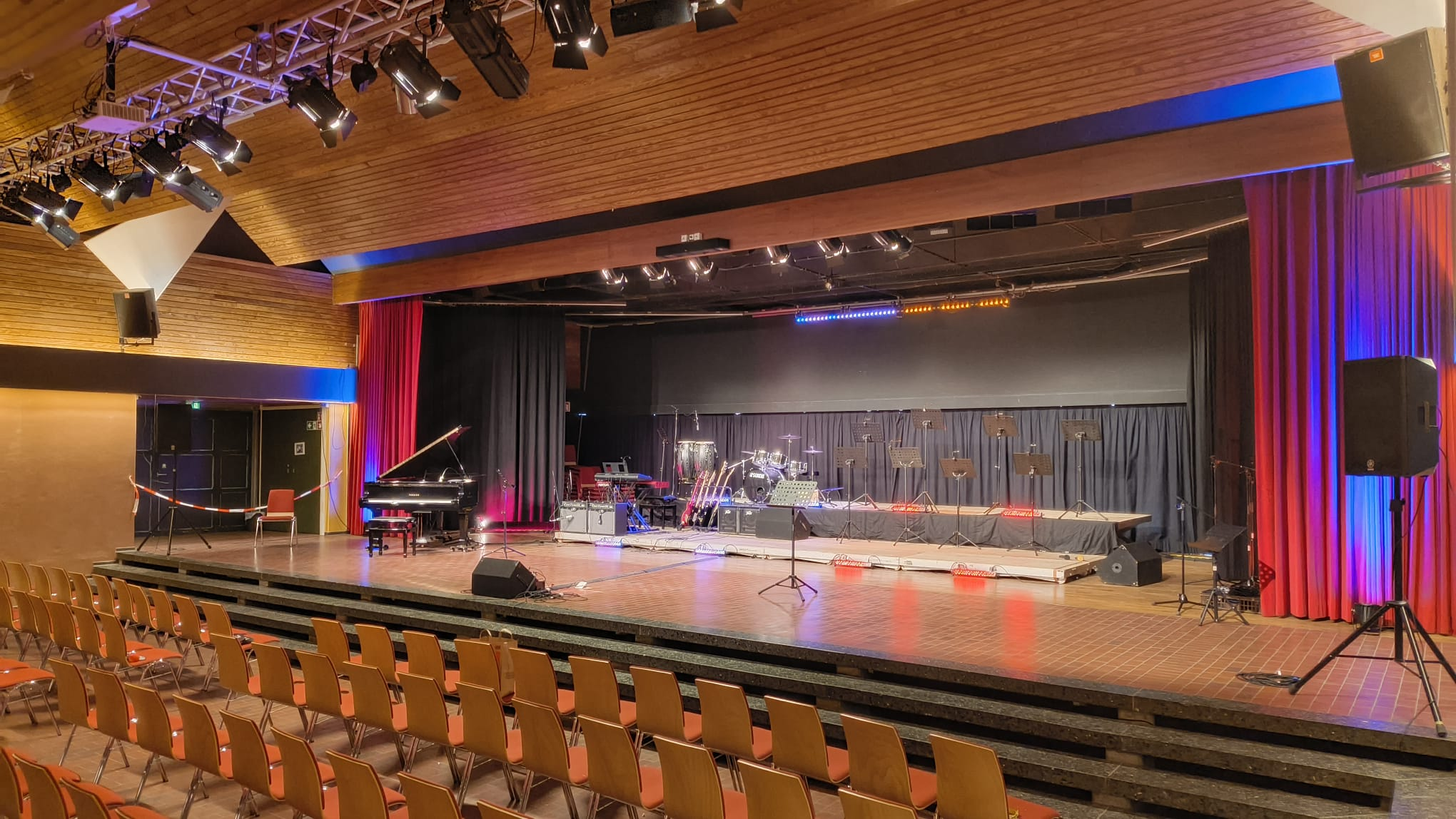 Bühne mit Lichttechnik und Bestuhlung