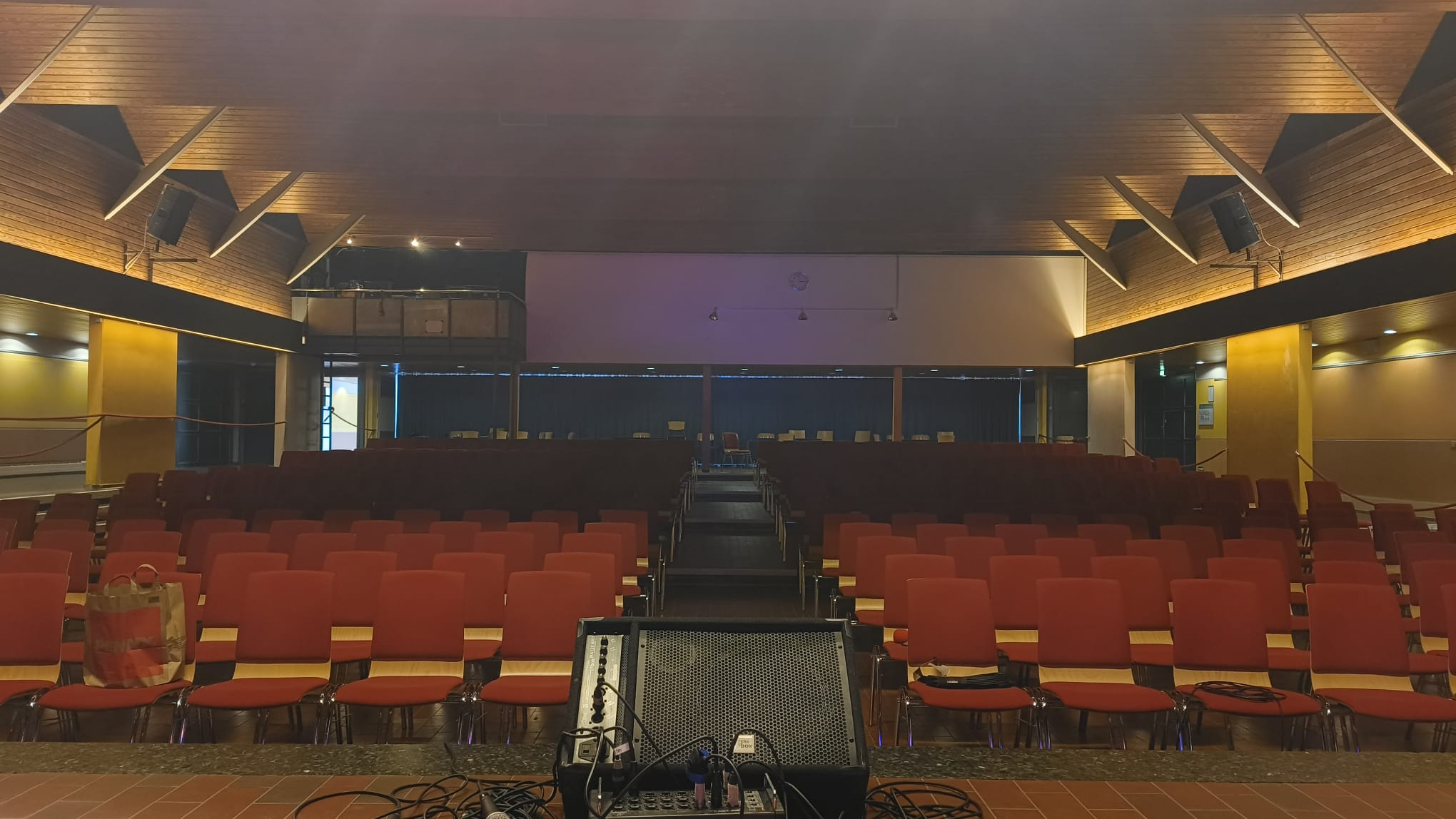 Blick von der Bühne in den Saal mit Lichtshow und Bestuhlung