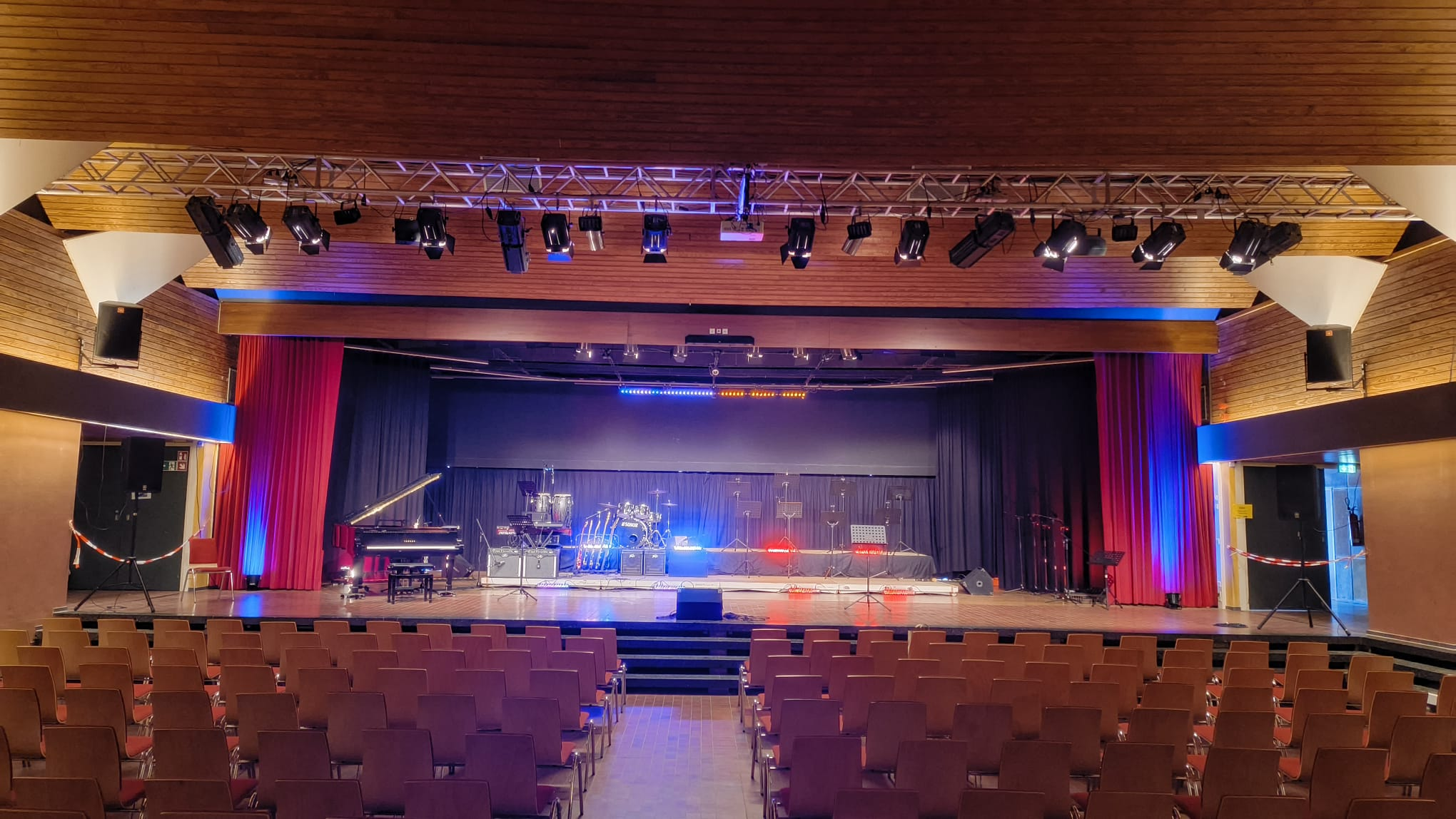 Bühne der Elsa-Brändström-Schule mit Lichttechnik und Tontechnik
