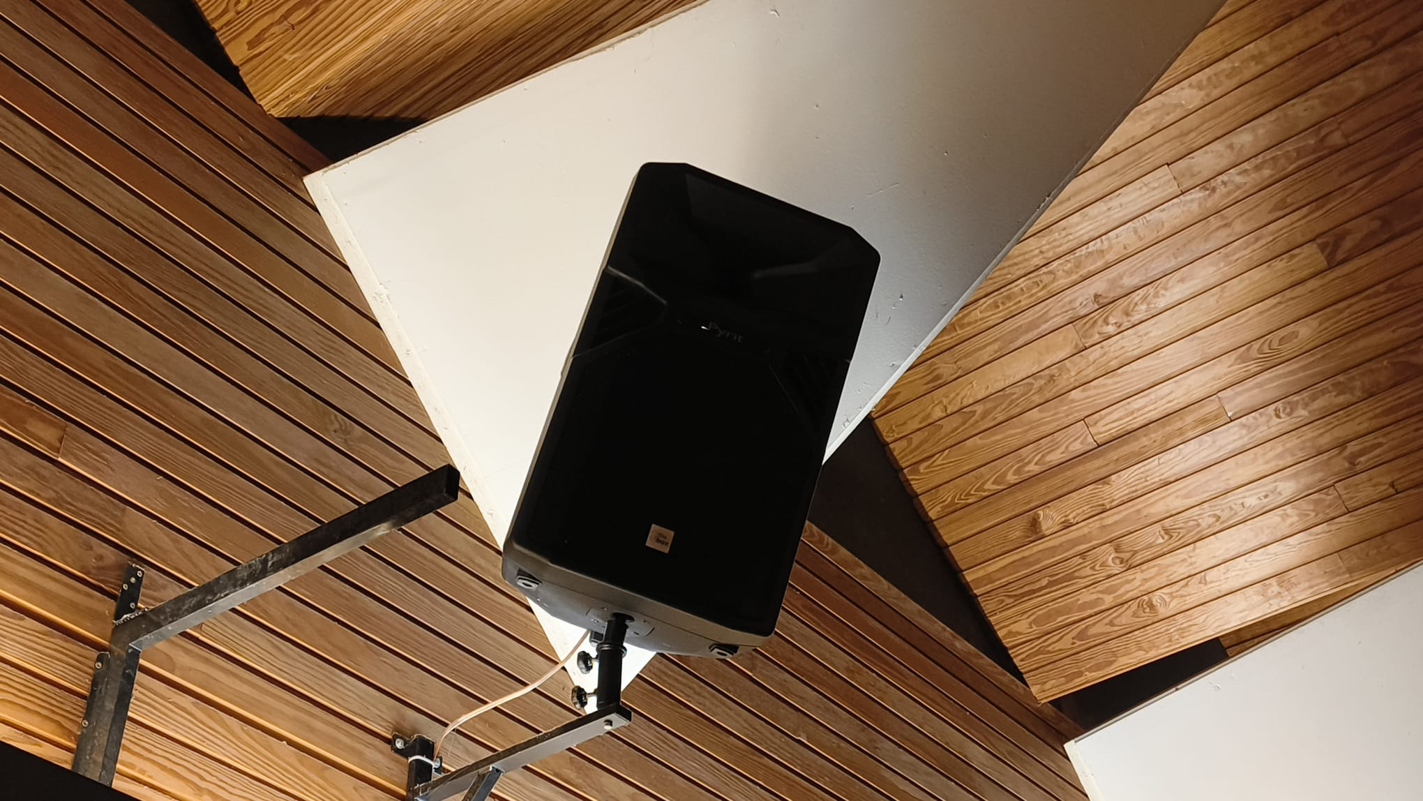 JBL Deckenlautsprecher an der Holzdecke montiert