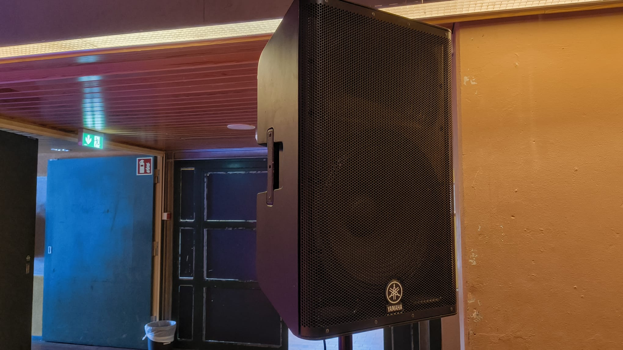 Yamaha Lautsprecher auf Stativ im Saal